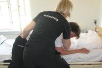 Kinaesthetics - fra sideleje på vej til at sidde på sengekanten - ”Patienten” støttes til at udnytte sine ressourcer i armene på vej fra liggende til siddende på sengekanten