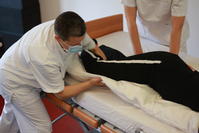Kinaesthetics gør det muligt at arbejde et skridt ad gangen - 2 sygeplejersker udfører positionsskift til tillempet bugleje. 1 sygeplejerske sikrer tube, cvk osv.